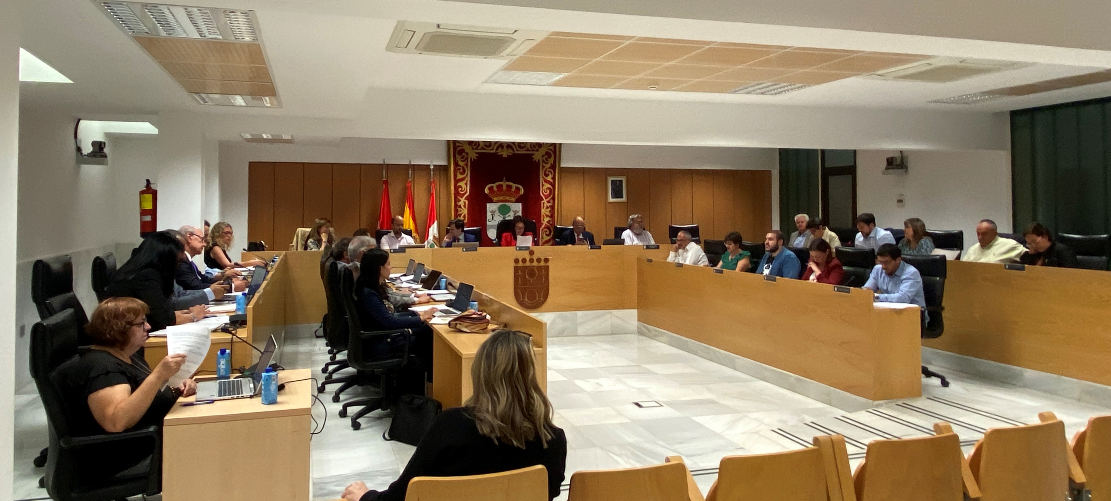 El Pleno del Ayuntamiento se celebra el penúltimo jueves de cada mes en el Salón de Plenos de la Casa Consistorial. 