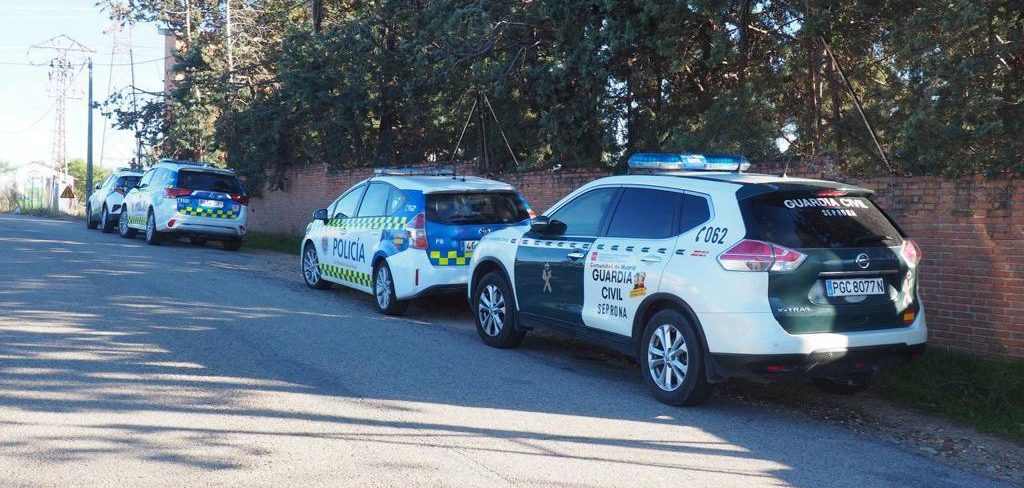 Intervención policial en fiesta ilegal. )