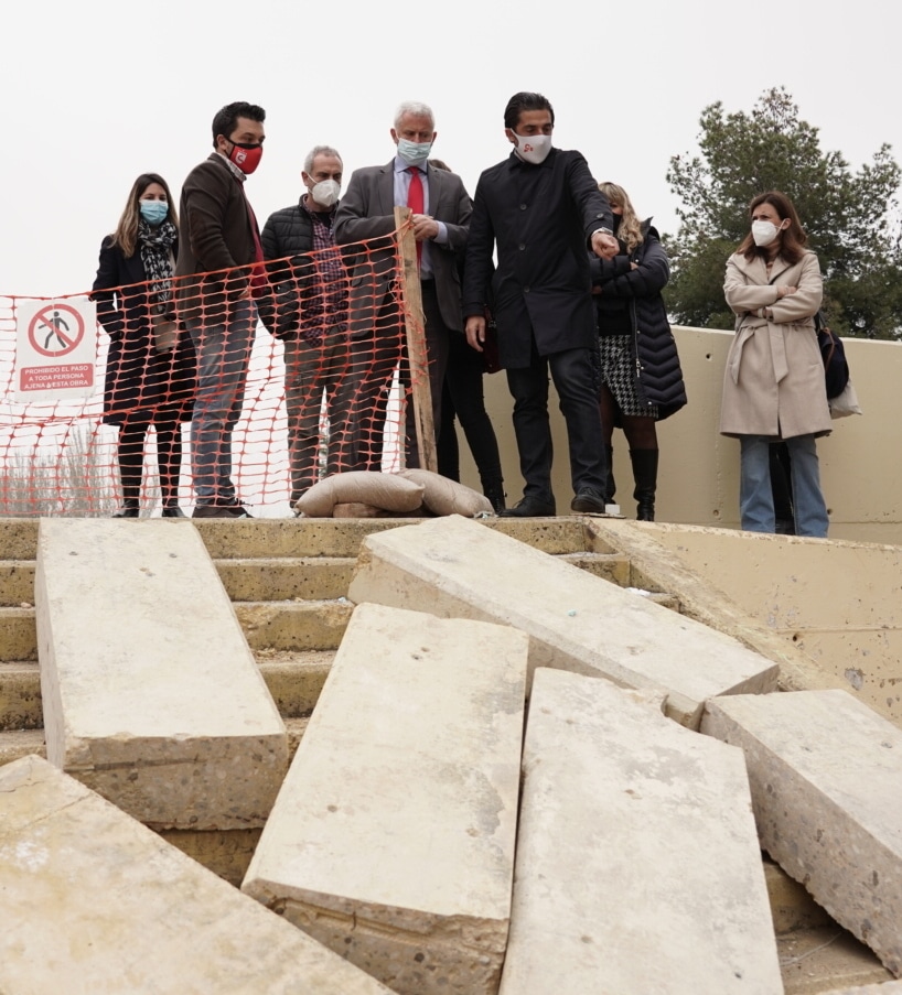 El alcalde y el vicealcalde visitan las obras en los Corrales de suelta. 