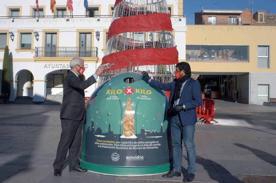 El alcalde y el vicealcalde tiran envases de vidrio en el contenedor.