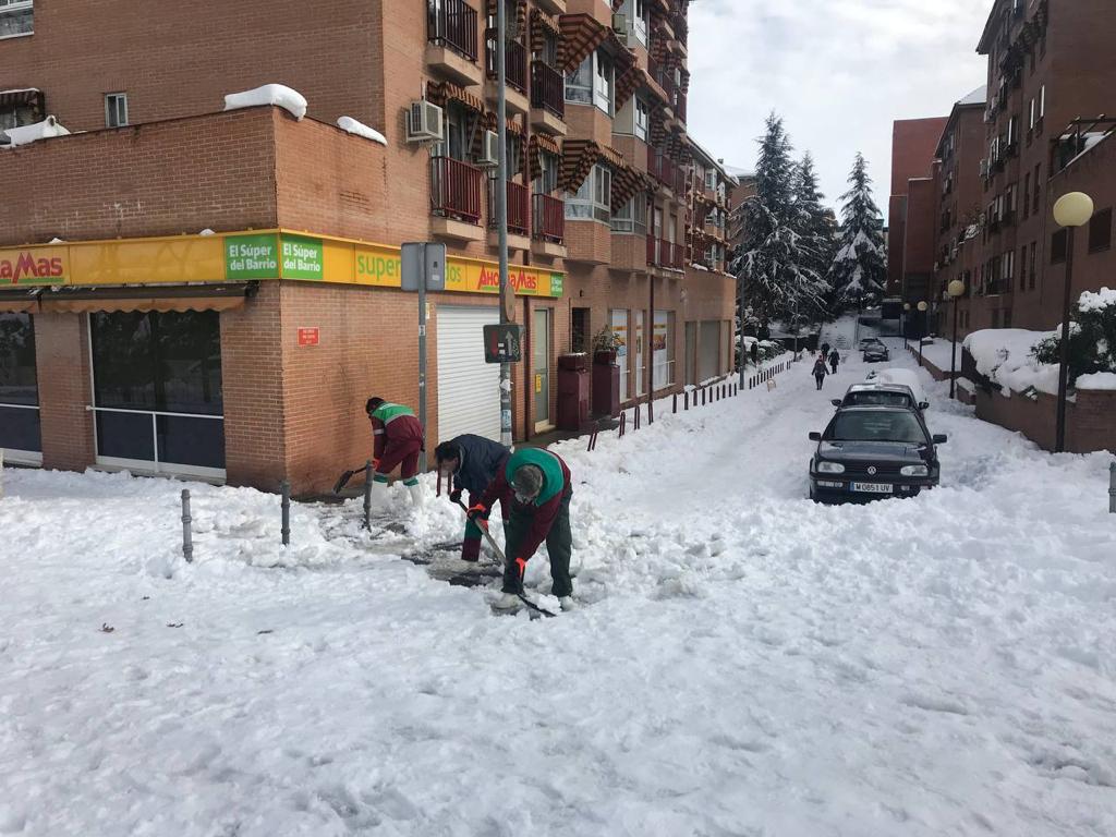 Un grupo de operarios abre camino entre la nieve.