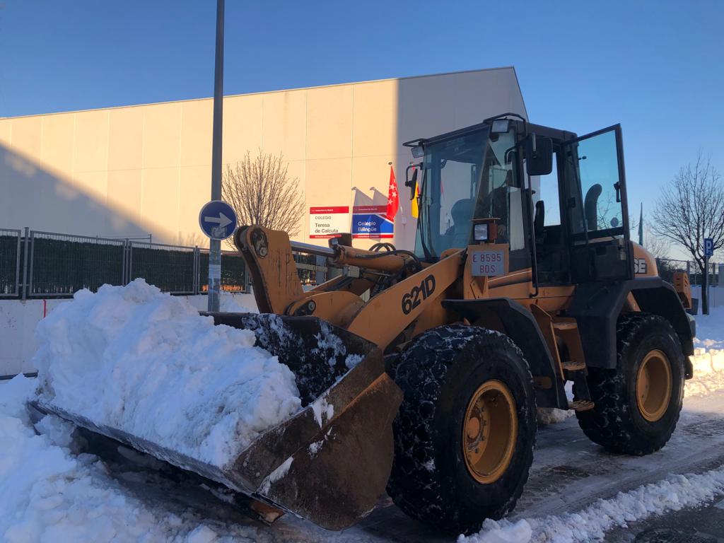 Una máquina limpia los accesos al colegio Teresa de Calcuta.