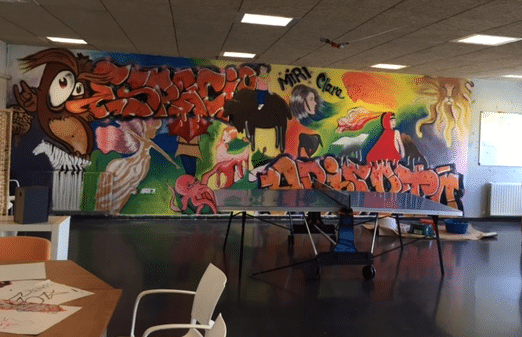 La sala del Espacio Abierto está unicada en el Centro Joven Sanse.