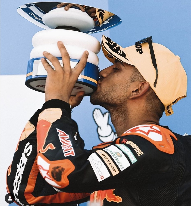 Jorge Martín Almoguera besa un trofeo tras ganar una carrera.