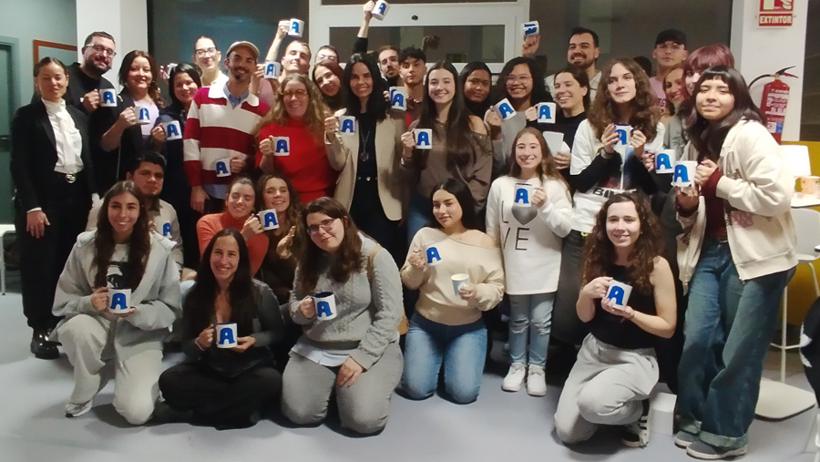 Imagen Las redes sociales, a examen: un ‘like’ a las ‘Cápsulas de conocimiento’...