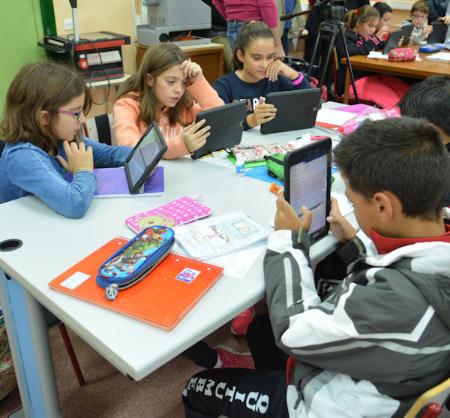 Imagen El Ayuntamiento suministra tabletas informáticas a los alumnos que necesitan apoyo tecnológico para terminar el curso