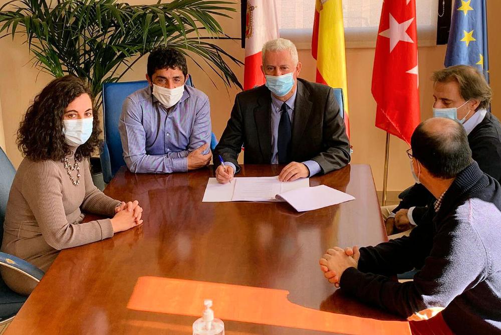 Imagen La Hermandad del Stmo. Cristo de los Remedios renueva su convenio con el Ayuntamiento