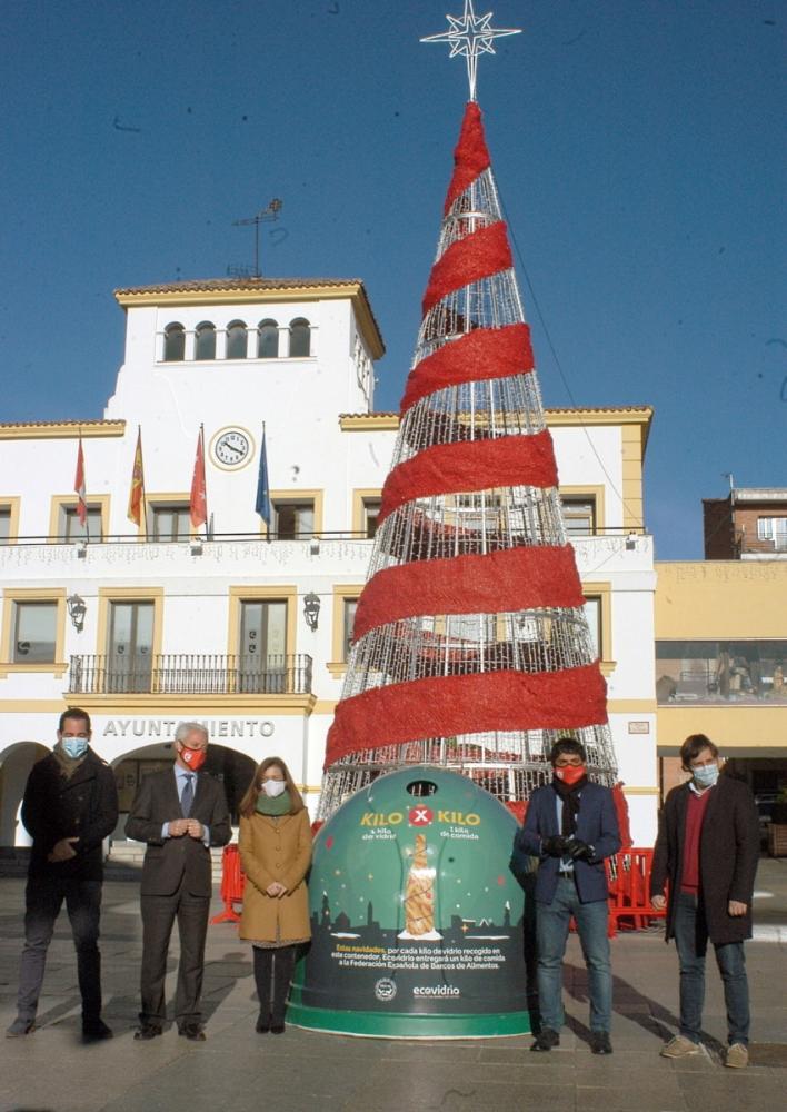 El alcalde de Sanse, el vicealcalde y la concejala de Medioambiente con los representantes de Ecovidrio en la Plaza de la Constitución.