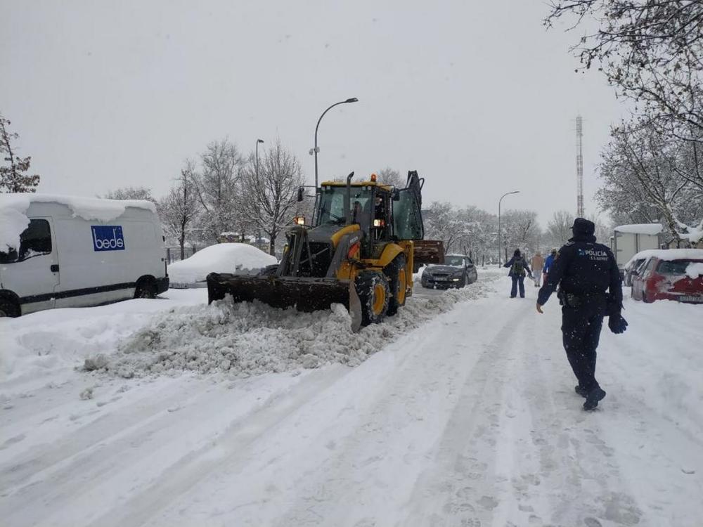 Un agente de la Policía Local en el operativo por el temporal.