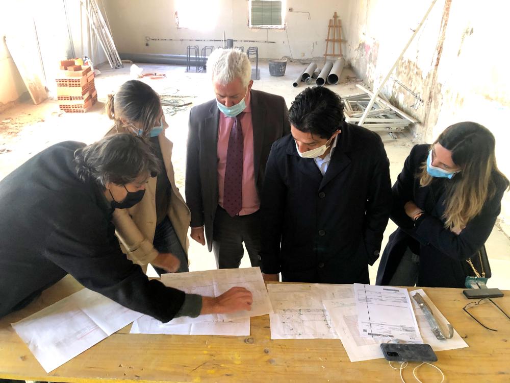 El alcalde de la ciudad, Narciso Romero, y el vicealcalde, Miguel Ángel Martín Perdiguero, con las técnicos y el arquitecto dentro de la obra