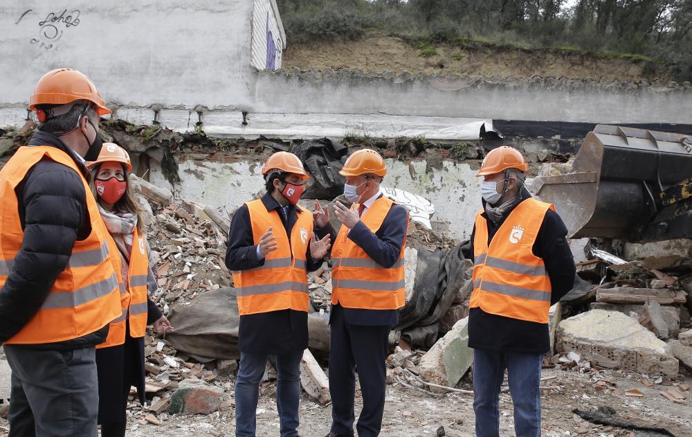 El alcalde y el vicealcalde visitan en Fuente el Fresno las demoliciones emprendidas por motivos de seguridad.