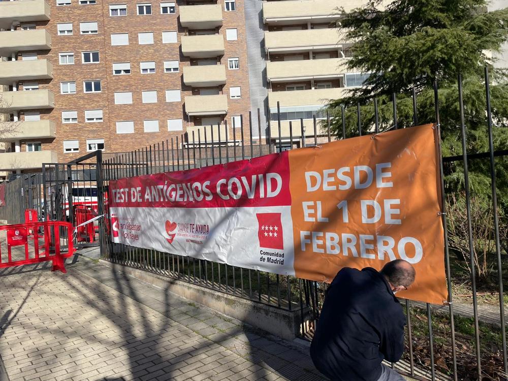 Pancarta colocada en el Centro de Formación, donde Cruz Roja realiza los test.