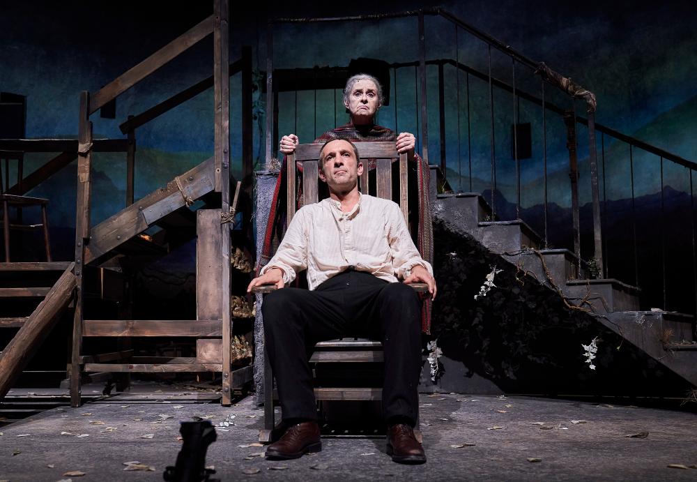 Los actores Vicky Peña y Pablo Derqui, en Pedro Páramo.