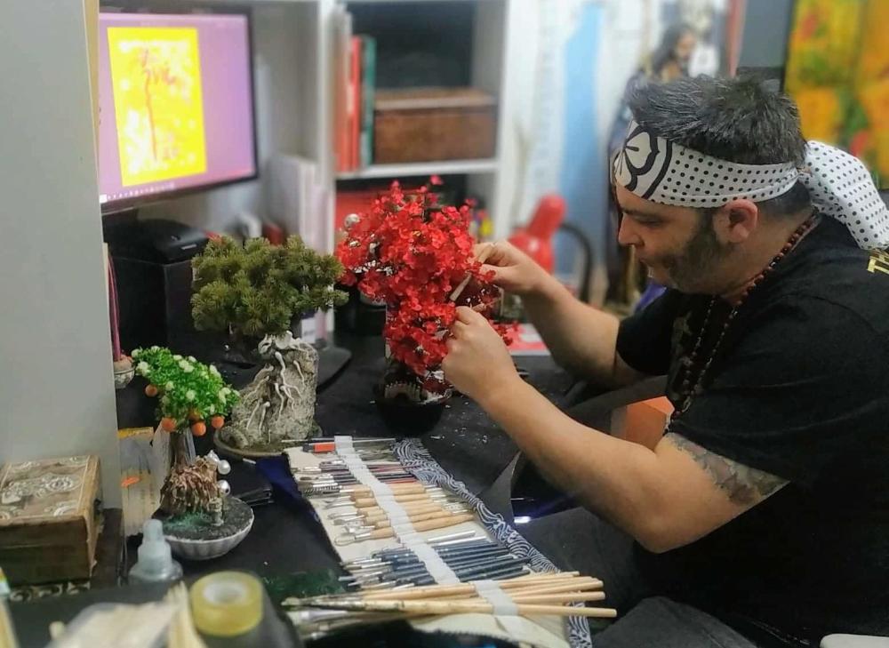 Víctor Bachiller, en su taller de Sanse.