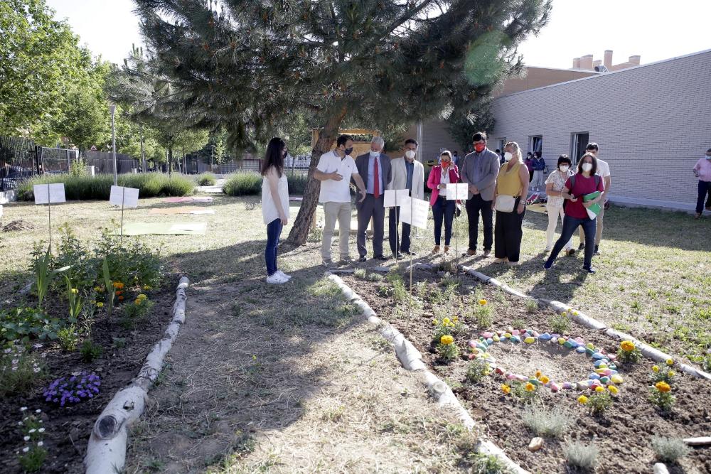Visita a los trabajos realizados por el alumnado de los centros educativos que han renovado sus banderas verdes. 