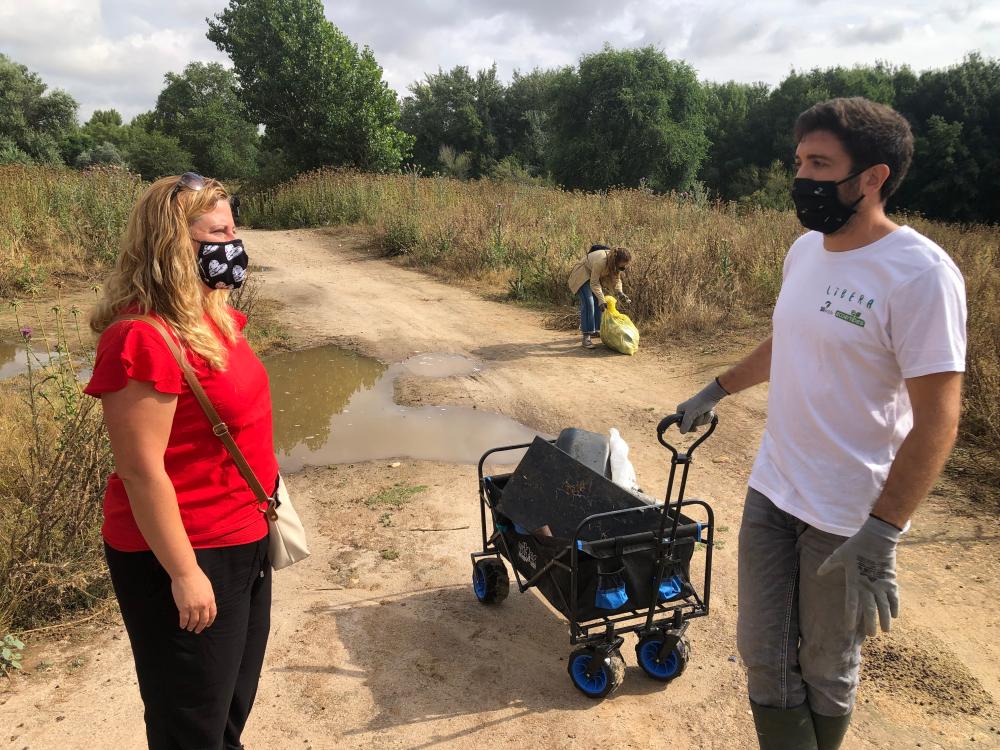 La concejala de Parques y Jardines también se sumó al operativo.
