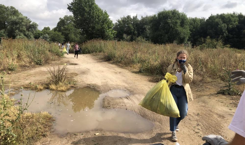 Una voluntaria, en la limpieza río Jarama (2)