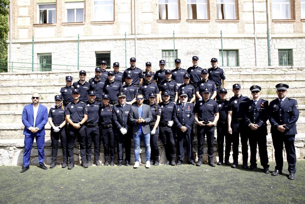 El vicealcalde delegado de Seguridad Ciudadana, Miguel Ángel Martín Perdiguero, posa con los nuevos policías locales