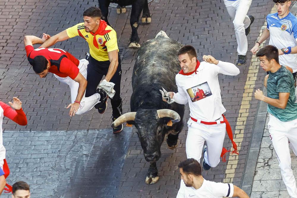 Imagen Rápido, templado y con una manada disgregada; así ha sido el quinto encierro de las fiestas
