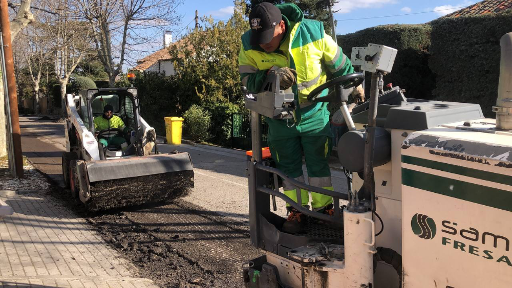 Trabajos de fresado previos al asfaltado en la urbanización Fuente del Fresno. 