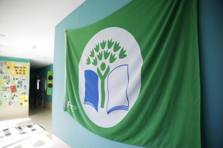 Imagen Tres escuelas de la ciudad renuevan sus banderas verdes