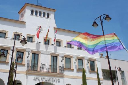 Imagen El Ayuntamiento ilumina su fachada con la bandera LGTBI para conmemorar el Día Internacional del Orgullo