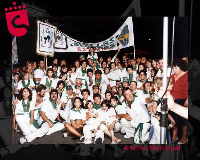 Imagen Peñistas de Los Olivares posando en familia