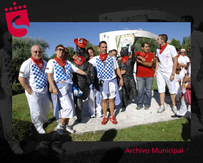 Imagen Peñistas antes el monumento a los encierros