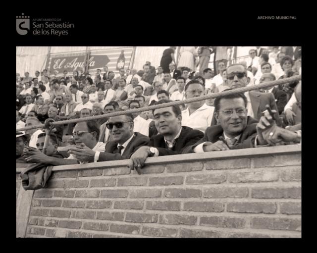 Imagen Muchas gafas y puros en la barrera y tendidos de La Tercera