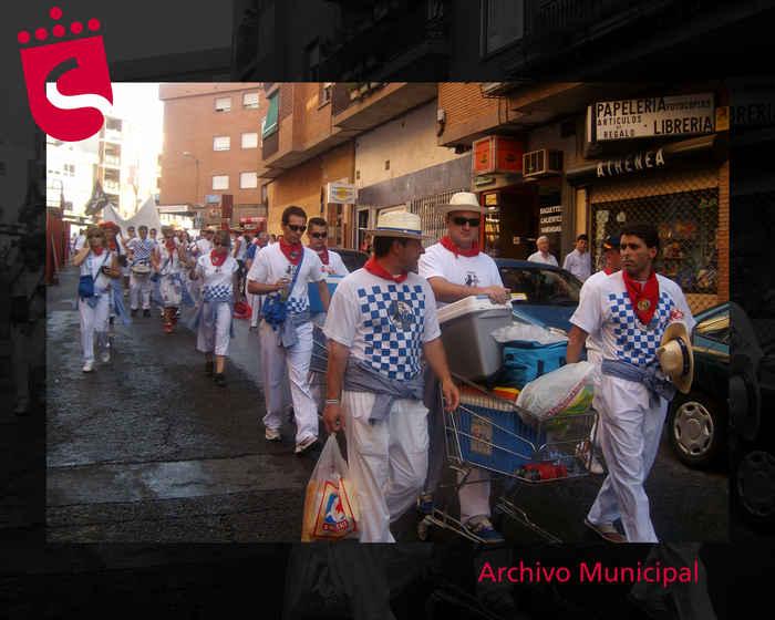 Imagen Peñistas de Estafeta camino de la plaza de toros