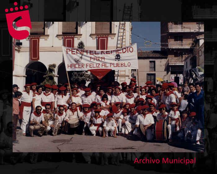 Imagen Peñistas de El Remedio delante del Ayuntamiento