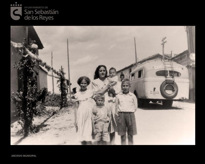 Imagen Posando delante del autobús en los años cincuen