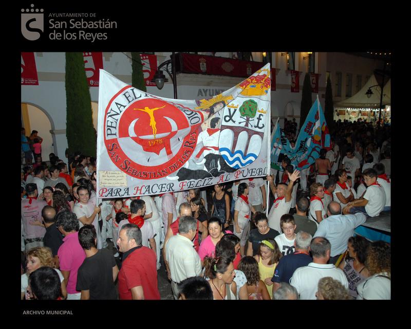 Imagen Las peñas animando el pregón