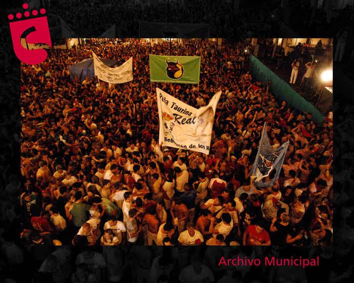 Imagen Peñistas varias agrupaciones durante pregón nocturno