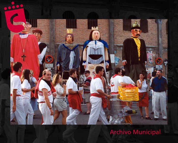 Imagen Los Gigantes y Cabezudos pasando revista