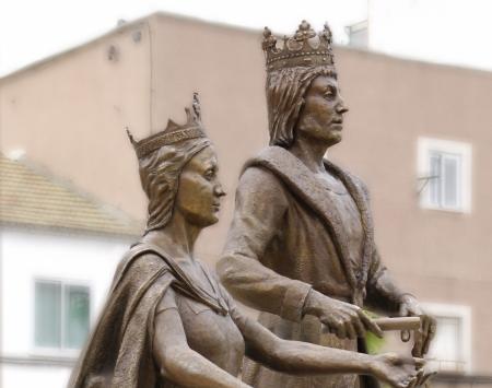 Ofrenda floral y acto conmemorativo en el Monumento Reyes Católicos