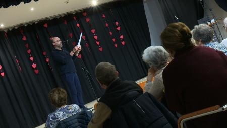 Imagen Emoción en la entrega de premios de cartas de amor y carteles de...