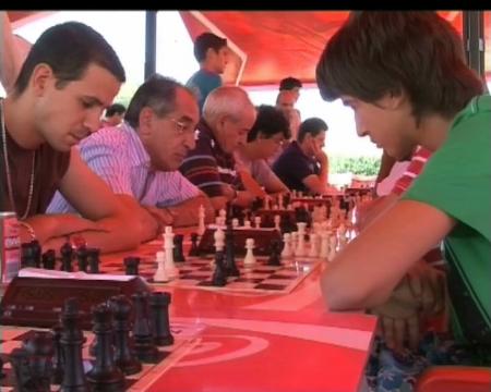 Imagen Fitness y ajedrez para ejercitar cuerpo y mente