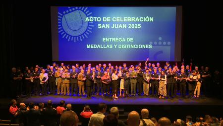Imagen Nuestra ciudad rinde homenaje a los agentes de Policía Local y otros...