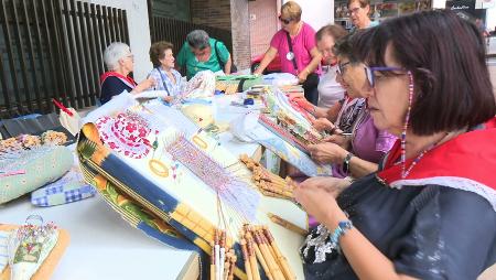 Imagen Pintura, bolillos, desfile de moda… Imparable la tercera edad de San...