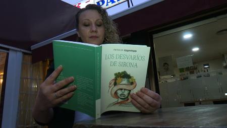 Imagen El Club de Lectura Pernatel de Sanse, entregado a la autora Patricia...