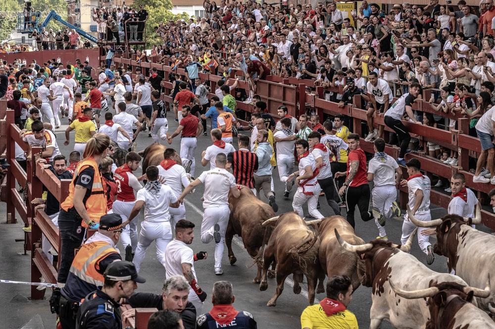 Imagen ‘500 años de pasión’ de Alfredo González, primer premio del Concurso Fotográfico de los Encierros 2025