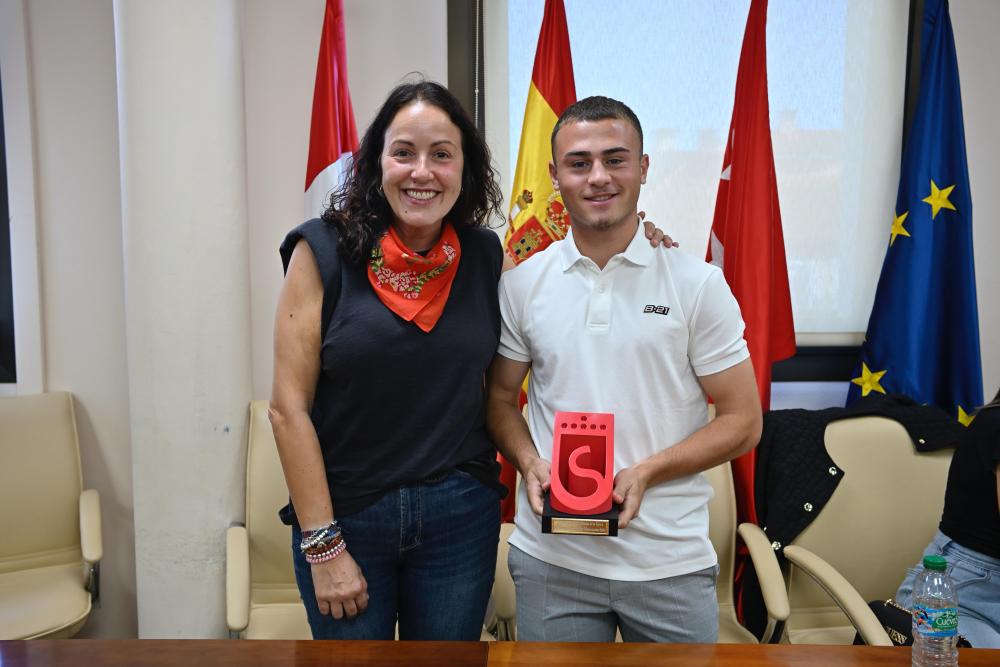 Imagen La alcaldesa recibe a Samuel Becerra, vecino y jugador del Rayo Vallecano que acaba de debutar en Primera División
