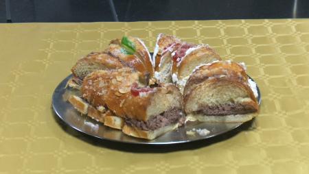 Imagen Saboreando el roscón de Reyes y disfrutando del teatro navideño en el...