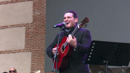 Imagen Manu Tenorio llenó la plaza de simpatía, complicidad y buenas canciones