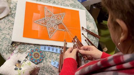 Imagen Hilo, paciencia y arte: el encaje de bolillos conquista San Sebastián de los Reyes