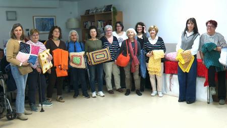 Imagen Las prendas de “Tejiendo Lecturas” se entregan a los mayores en su...