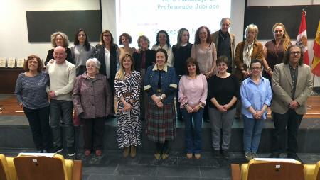 Imagen Todos en pie para homenajear a las maestras y profesores jubilados por...